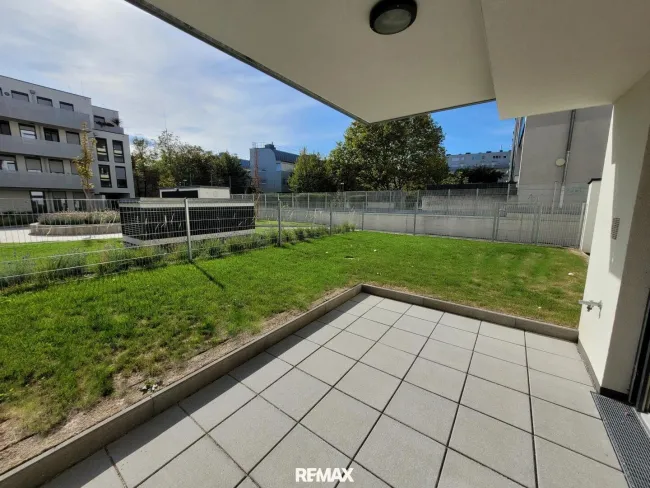 Terrasse vor dem Wohnraum & Garten