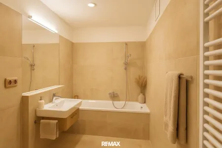 Badezimmer mit Badewanne, Homestaging