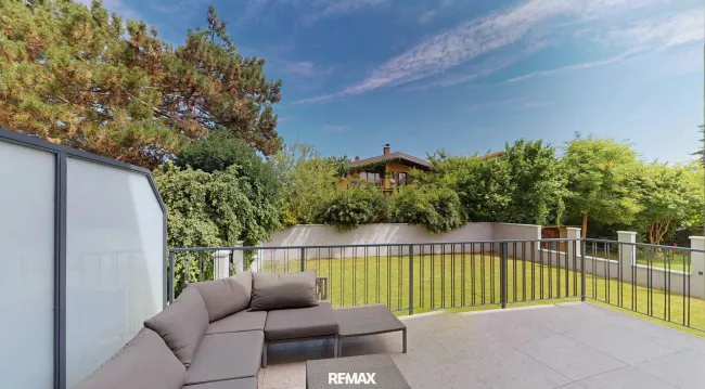 Terrasse mit Blick in den Garten