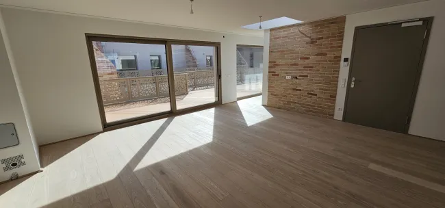 Moderne Neubauwohnung mit großer Terrasse in Baden - Titelbild