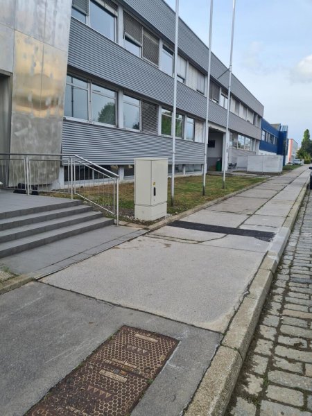 Investment: 5,8% Rendite für vollvermietetes Bürohaus mit Lager, Rampe und Einfahrt