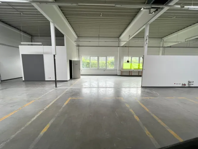 Schnäppchen! Hallen (5.500m²) und Büro für Eigennutzer 2 Minuten entfernt von der A2 in Weikersdorf/Wr. Neustadt - Titelbild