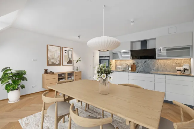 Exklusiver Dachgeschoss-Erstbezug mit historischer Substanz, Balkon und privater Terrasse - Titelbild