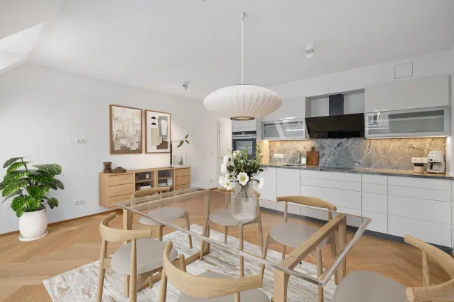 Exklusiver Dachgeschoss-Erstbezug mit historischer Substanz, Balkon und privater Terrasse - Bild