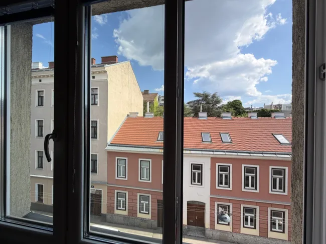 ***NEU*** Gut geschnittene, sanierungsbedürftige Eigentumswohnung mit Lift und großem Gestaltungspotenzial in Meidling - Titelbild