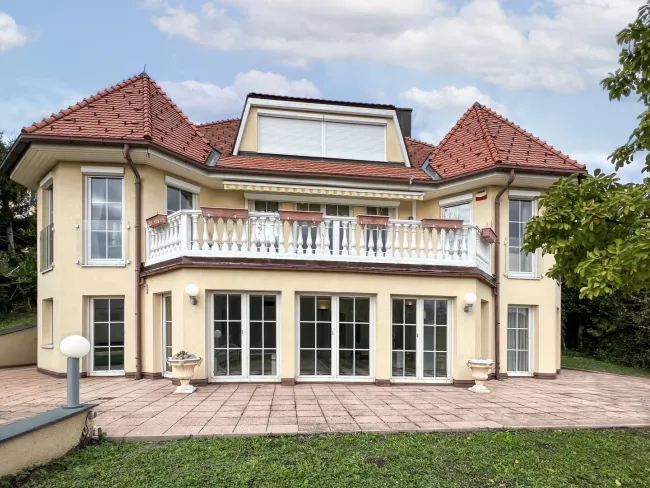 Villa am Ölberg in herrlicher Ruhelage mit Pool, Sauna & Garage - Titelbild
