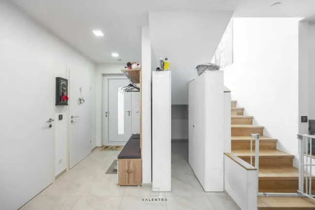 Sofort verfügbare, hochwertige Doppelhaushälfte mit Pool, Garten und 6 Zimmern in Ruhelage vor Wien – ideal für Familien oder Mehrgenerationenwohnen - Bild
