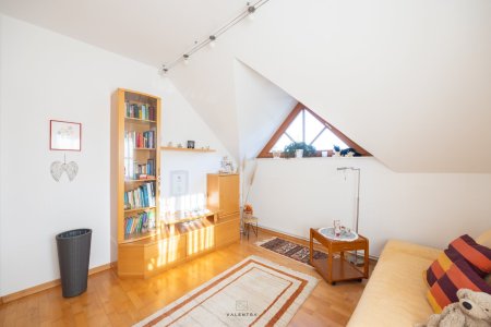 Modernisiertes Einfamilienhaus mit Luftwärmepumpe, Einlegerwohnung und Traumgarten in Essling