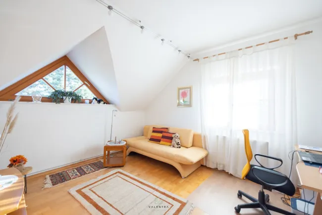 Modernisiertes Einfamilienhaus mit Luftwärmepumpe, Einlegerwohnung und Traumgarten in Essling - Bild