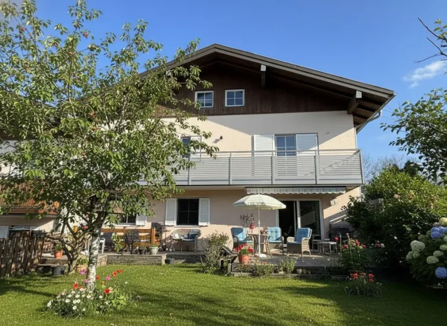 Charmante Gartenwohnung mit Garage und Carport in Neumarkt am Wallersee - Titelbild