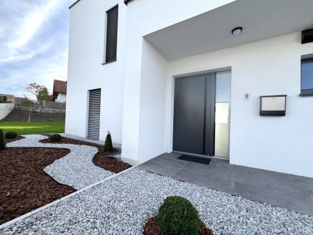 Einfamilienhaus mit moderner Architektur und großzügiger Raumaufteilung