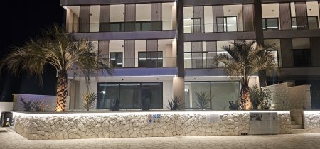 Exklusive Gartenwohnung in erster Meeresreihe mit Swimmingpool – Luxus trifft Lage