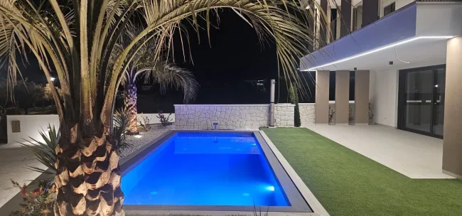 Exklusive Gartenwohnung in erster Meeresreihe mit Swimmingpool – Luxus trifft Lage - Bild
