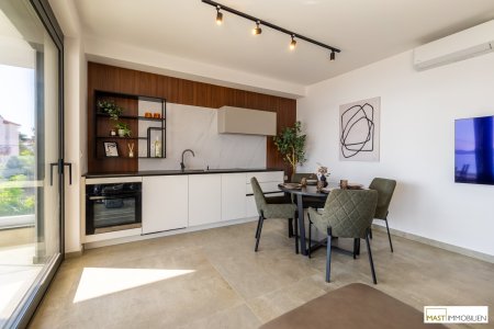 NEU! Voll ausgestattete Wohnung mit 20 m2 Loggia mit Ausblick aufs Meer!