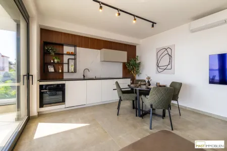 NEU! Voll ausgestattete Wohnung mit 20 m2 Loggia mit Ausblick aufs Meer!