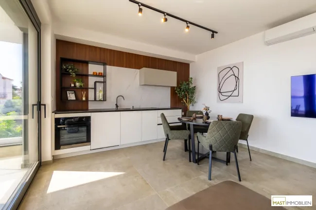 NEU! Voll ausgestattete Wohnung mit 20 m2 Loggia mit Ausblick aufs Meer! - Bild