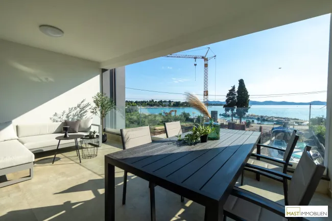 NEU! Voll ausgestattete Wohnung mit 20 m2 Loggia mit Ausblick aufs Meer! - Titelbild