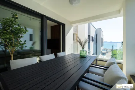 NEU! Voll ausgestattete Wohnung mit 61 m2 Dachterrasse und Meerblick!