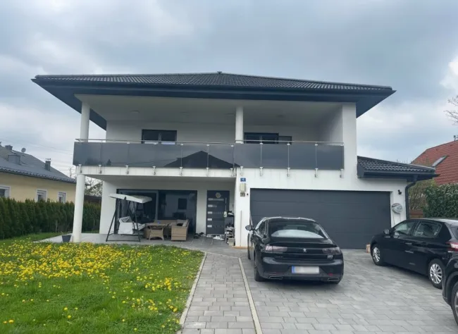 Modernes Einfamilienhaus mit Doppelgarage in ruhiger Lage von Mattighofen - Titelbild