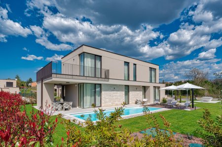 Luxuriöse Villa in Poreč mit Garten, Terrasse, Garage und Solarenergie – Ihr Traumhaus!