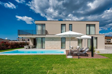 Luxuriöse Villa in Poreč mit Garten, Terrasse, Garage und Solarenergie – Ihr Traumhaus!