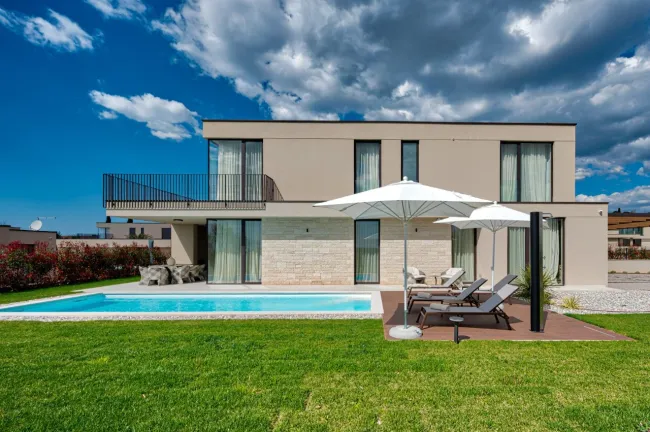 Luxuriöse Villa in Poreč mit Garten, Terrasse, Garage und Solarenergie – Ihr Traumhaus! - Bild