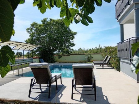 Mediterraner Wohnraum in Pula : Moderne 3 Zimmer - Wohnung- mit Privat- Pool , Garten & Grillecke