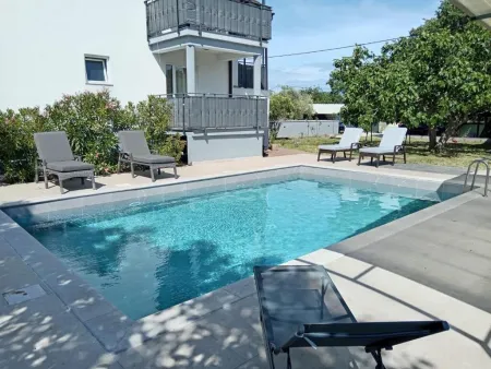 Mediterraner Wohnraum in Pula : Moderne 3 Zimmer - Wohnung- mit Privat- Pool , Garten & Grillecke