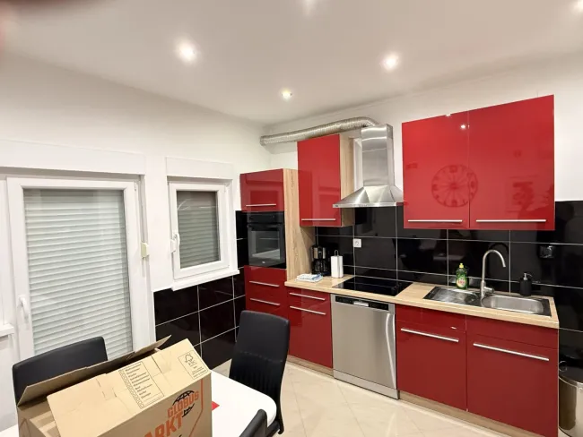 Rendite-Zinshaus in Vodnjan: 220m², 8 Zimmer, Pool, Balkone, 5 Stellplätze, €450.000 - Titelbild