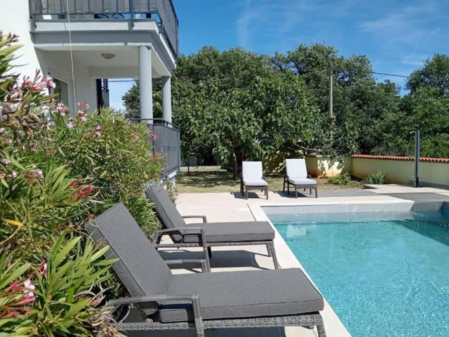 Renditeobjekt in Pula: 19 Zimmer, Pool, Garten, 8 Terrassen, 998.000 €! - Titelbild