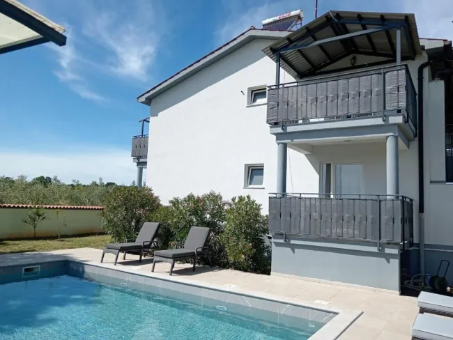Renditeobjekt in Pula: 19 Zimmer, Pool, Garten, 8 Terrassen, 998.000 €! - Bild