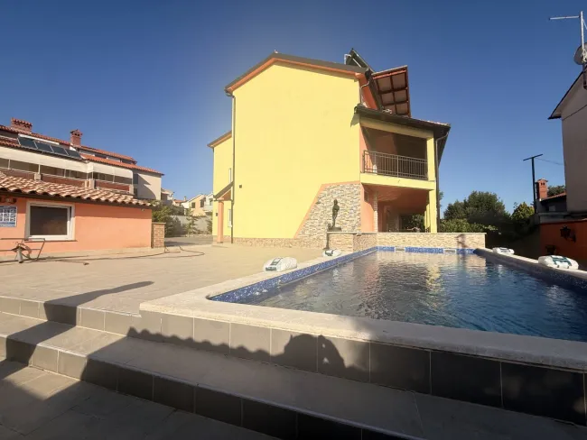 EXKLUSIVE LUXUSVILLA MIT POOL IN MEDULIN - Titelbild