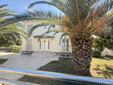 Exklusive Villa in Poreč, 300m², 8 Zimmer, Garten, Balkone, Solar, Kamin – Traumhaus!