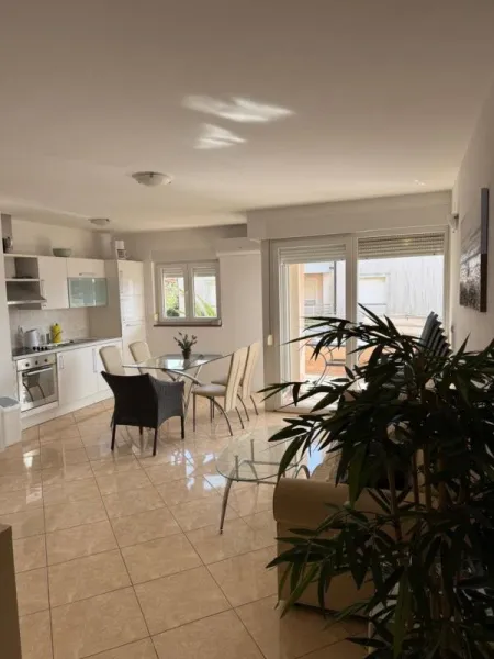 Exklusives Apartment in Medulin – Erste Reihe zum Meer - Bild