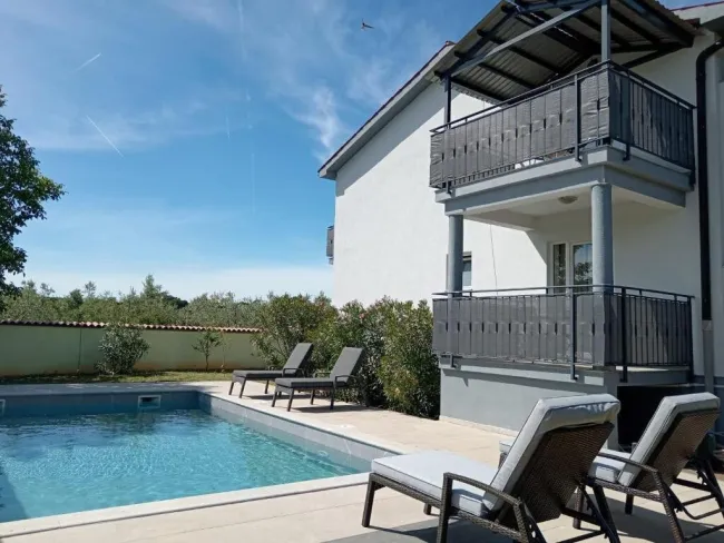 Traumhafte Traumhafte Vierzimmerwohnung mit Swimmingpool - Titelbild