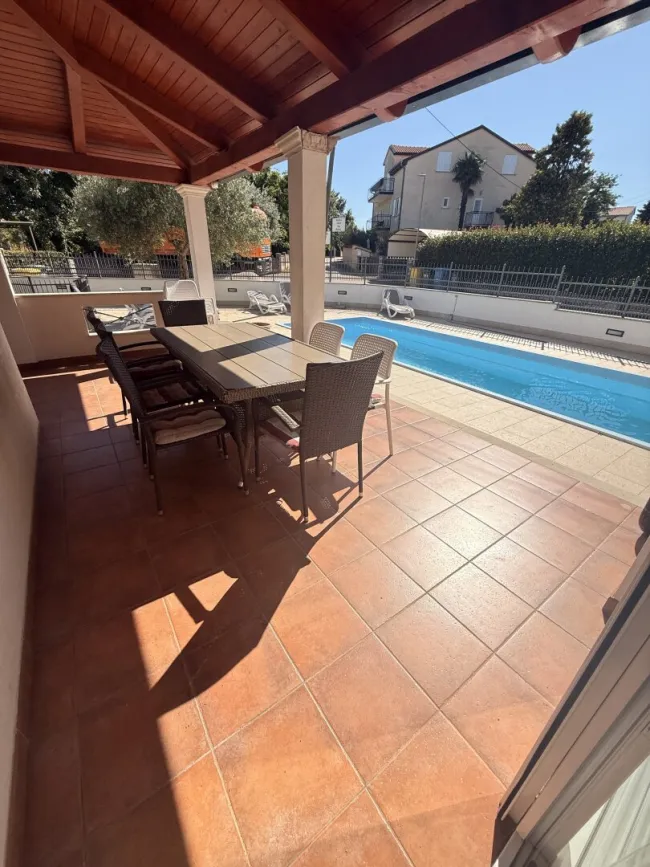 Großzügiges Apartmenthaus in Poreč mit Garten, Solar, 11 Zimmern & 3 Terrassen! - Bild