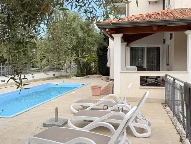 Großzügiges Apartmenthaus in Poreč mit Garten, Solar, 11 Zimmern & 3 Terrassen! - Bild
