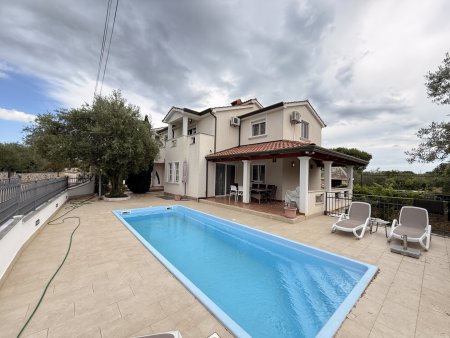 Großzügiges Apartmenthaus in Poreč mit Garten, Solar, 11 Zimmern & 3 Terrassen!