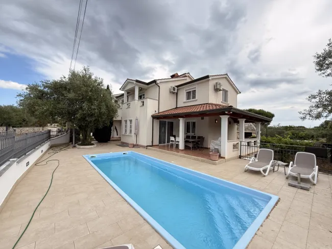 Großzügiges Apartmenthaus in Poreč mit Garten, Solar, 11 Zimmern & 3 Terrassen! - Titelbild