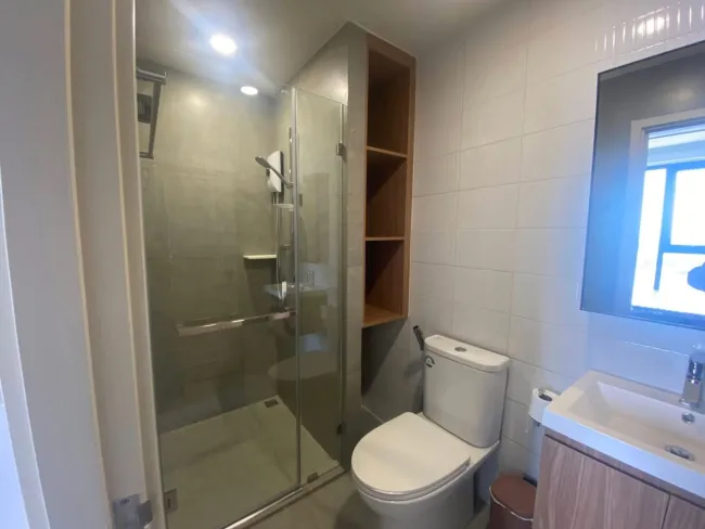 Exklusive Wohnung mit Möbel im 30. Stock in Bangkok zu verkaufen mit Pool - Bild