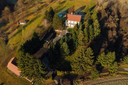Villa in idyllischer Weinlandschaft - Wohnen mit eigenem Helikopterlandeplatz!