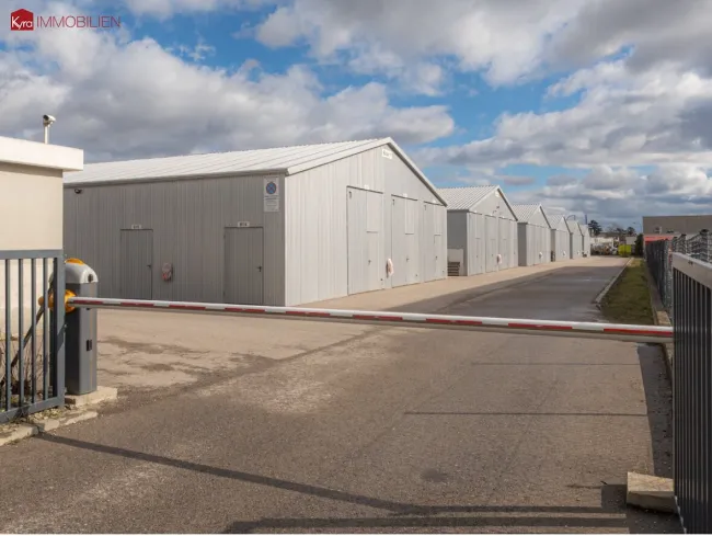 Top Gewerbeimmobilie in Hagenbrunn – 104 Garagenboxen + 4 Gewerbehäuser - Bild