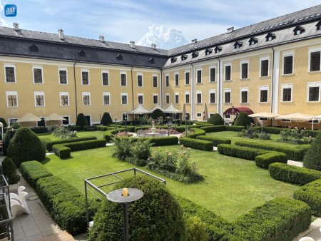 Exklusives Wohnen im Schloss Mondsee: geschmackvolle 2 1/2 Zimmer Wohnung mit Tiefgaragenstellplatz € 500.000.--