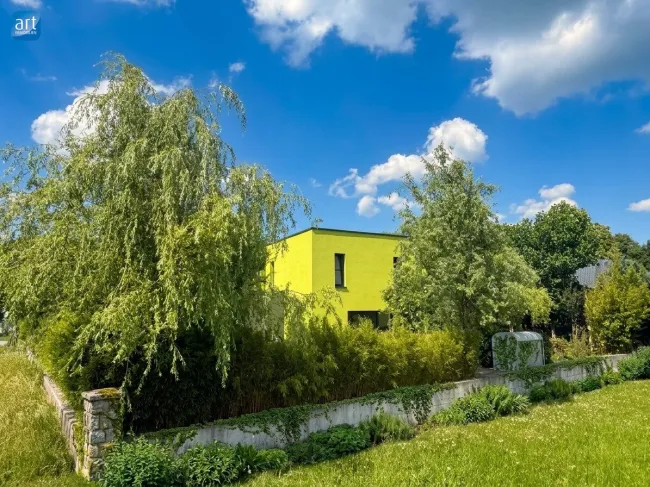 Modernes Haus mit Naturpool - Titelbild