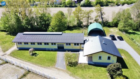 Neuwertiges Pferdegestüt, eigene Zufahrt und Trainingsbahn, ab sofort verfügbar!