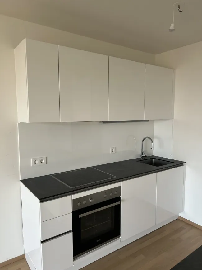ab 15.08. verfügbar: Traumhafte 2 Zimmer Wohnung im 6. Obergeschoss mit Lift - Bild