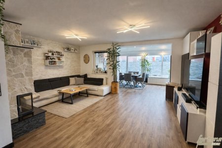 Doppelhaushälfte in ruhiger Wohnstraße mit Garten und Pool!
