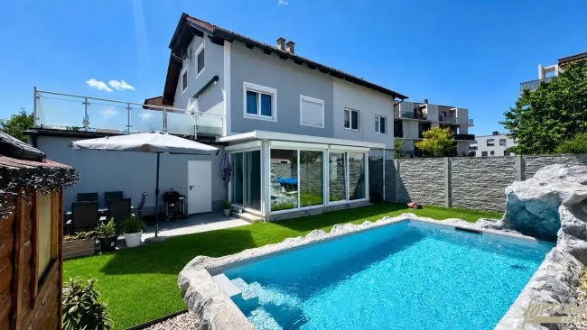 Doppelhaushälfte in ruhiger Wohnstraße mit Garten und Pool! - Titelbild