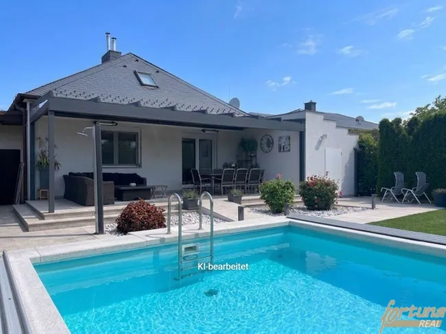 Grünruhelage, alles auf einer Ebene, mit Pool und Garage - Titelbild