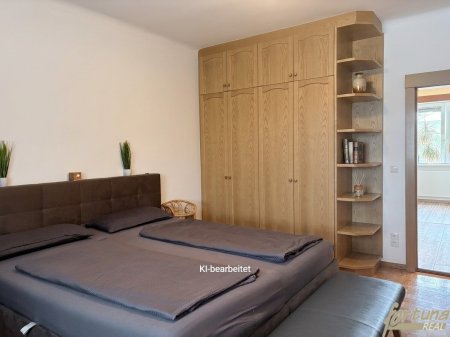 Grünruhelage, alles auf einer Ebene, mit Pool und Garage